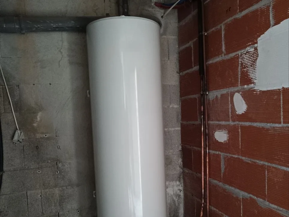 Chauffe-eau électrique vertical installé dans un sous-sol