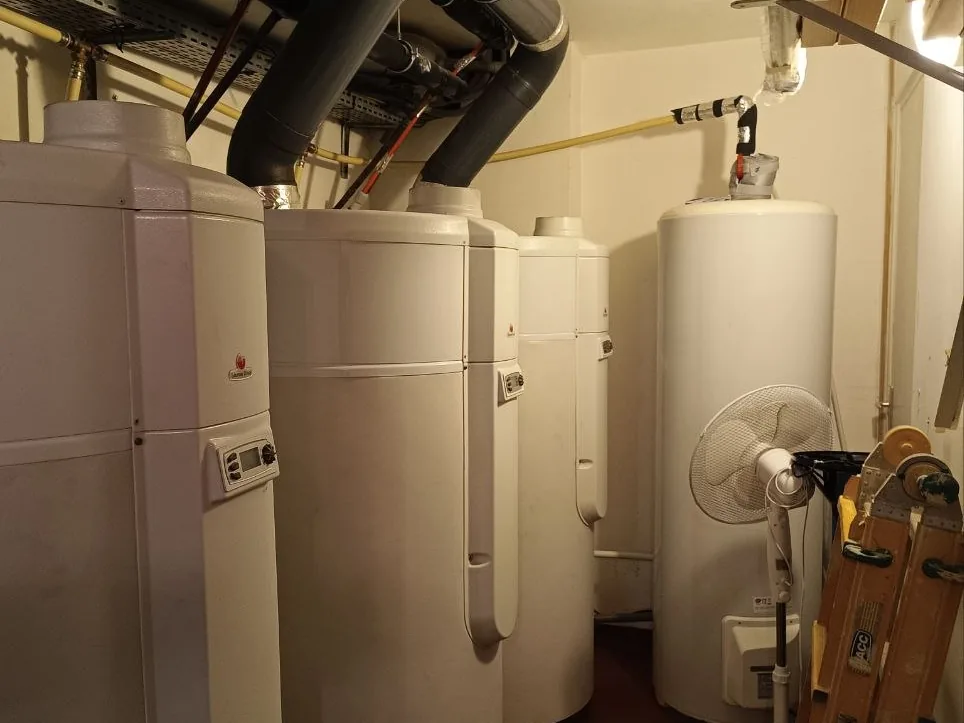 Local technique avec plusieurs chauffe-eau thermodynamiques et leurs gaines d'air