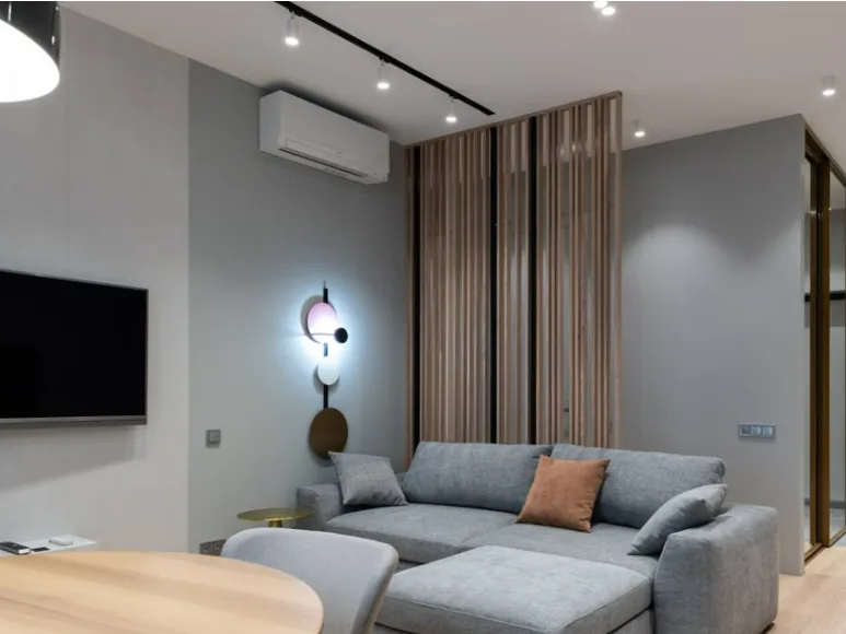 Salon moderne avec un climatiseur mural installé en hauteur