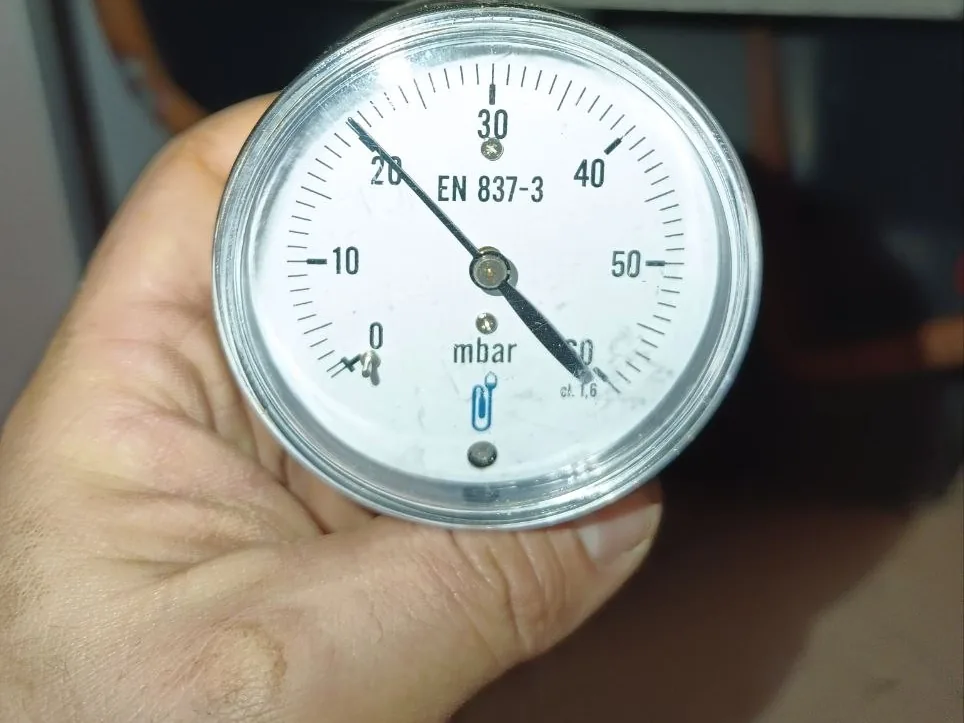 Manomètre gradué en millibars utilisé pour un essai d'étanchéité d'une installation gaz