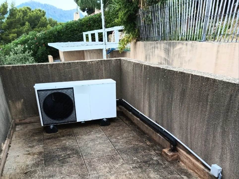 Pompe à chaleur air/eau monobloc posée sur une terrasse