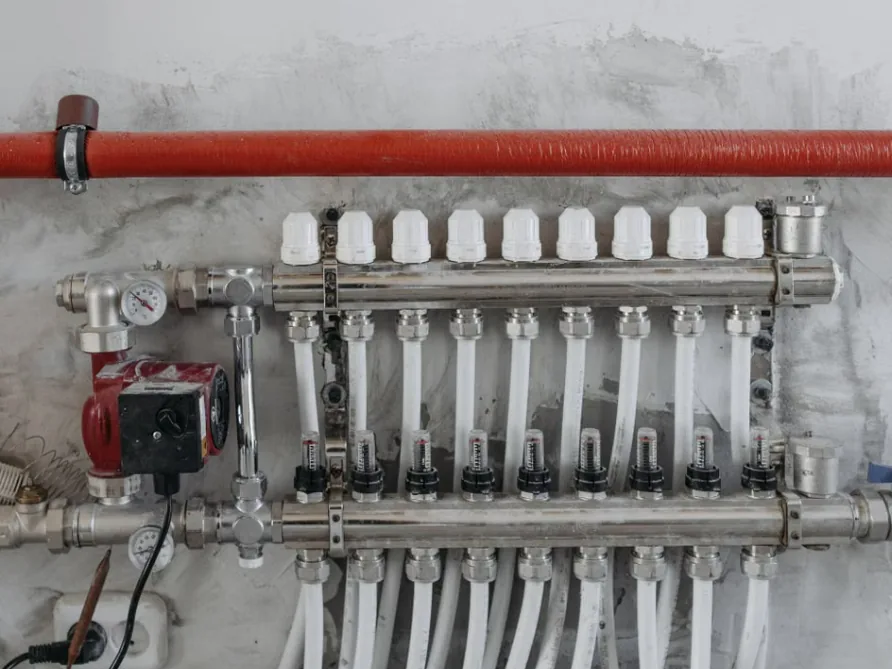 Collecteur de chauffage avec son circulateur et les départs vers les circuits